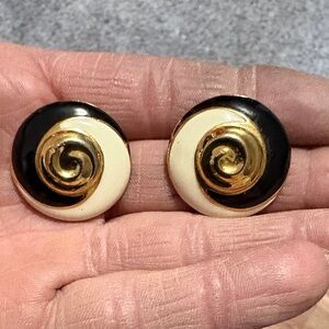 VINTAGE CREAM GOLD AND BLACK SPIRAL POST 1" EARRINGS